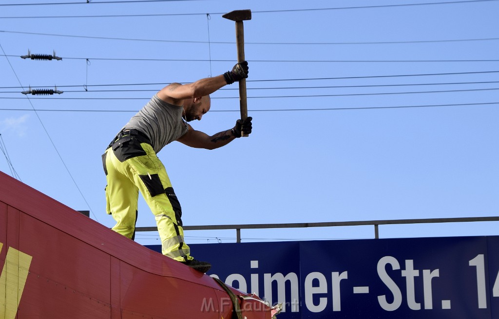 LKW blieb unter Bruecke haengen Koeln Deutz Opladenerstr Deutz Muelheimerstr P134.JPG - Miklos Laubert